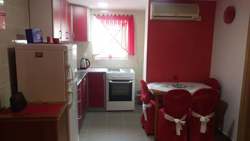 Kuhinja i blagovaonski stol u Apartmanu 1